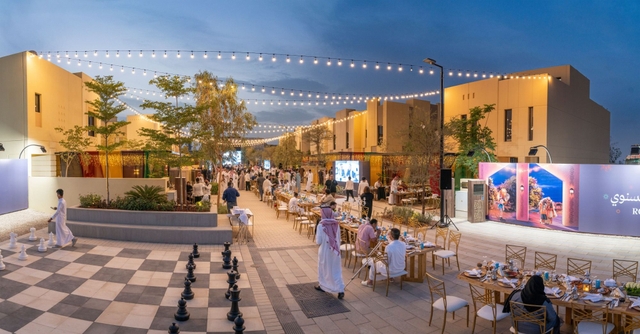 Business people meeting at Meraastrust Front